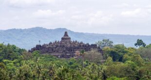 Blick auf die Tempelanlage von Borobudur, Java
